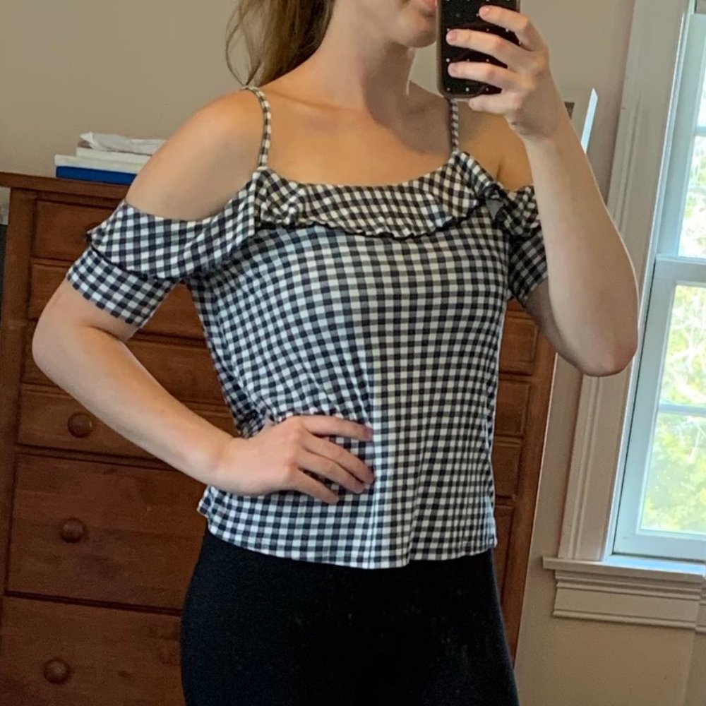 💕AE Soft and Sexy Cold Shoulder Top Size M